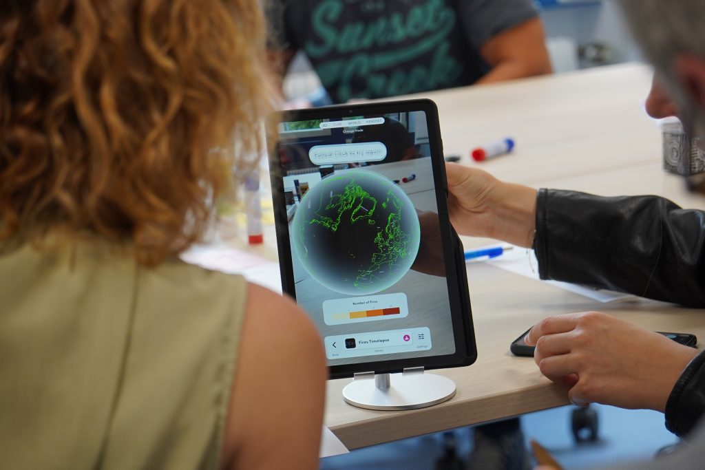 KI für Bildungseinrichtungen - Studenten lernen Möglichkeiten der KI über ein Tablet kennen